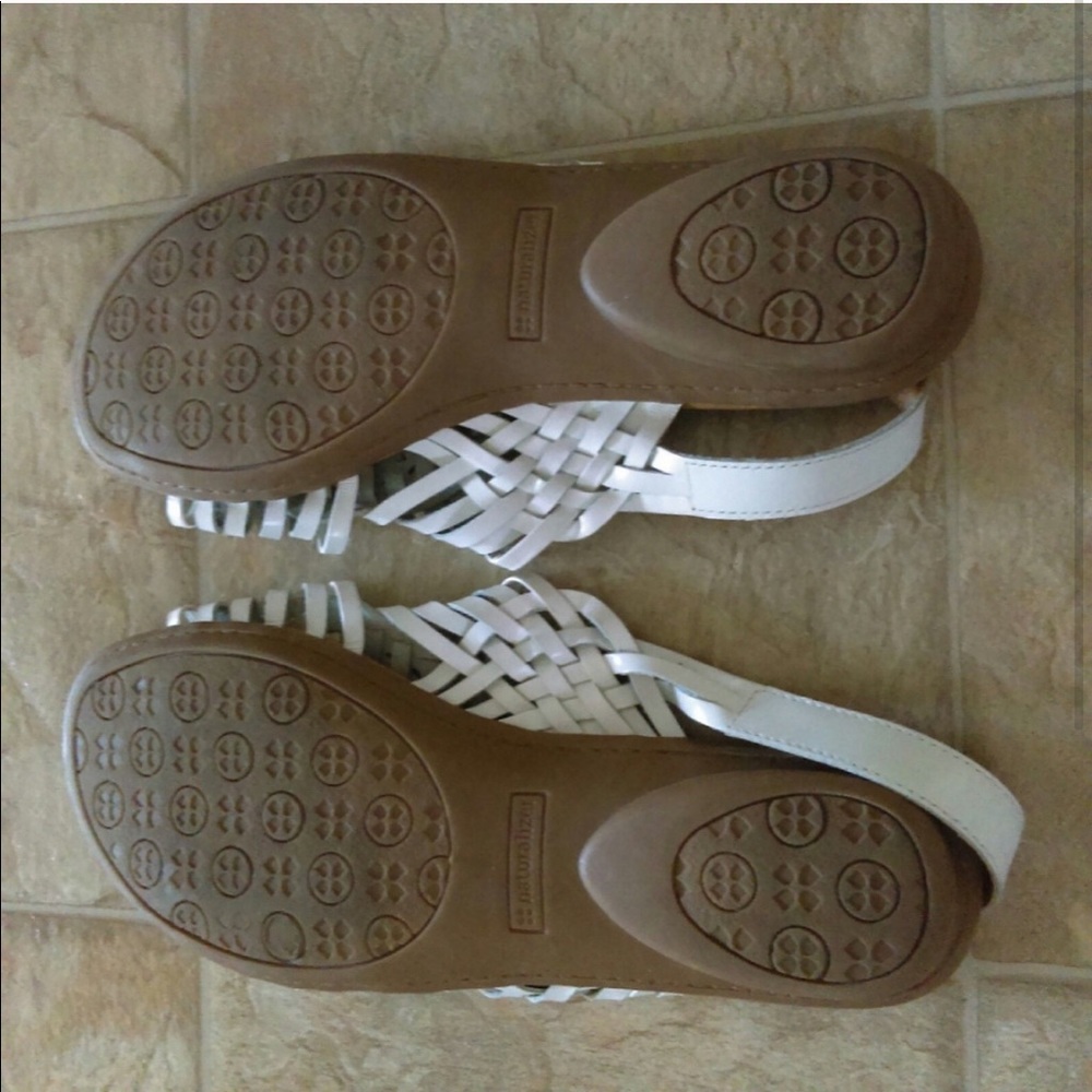 11W Naturalizer White Leather Sandals - Picture 2 of 3